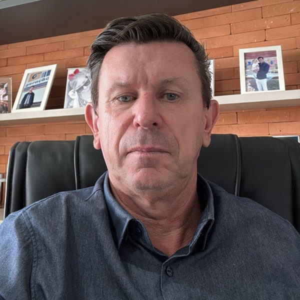 Homem em escritório com estante ao fundo